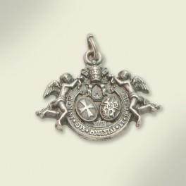 Medalla en metal plateado escudo de la Hermandad. 24x20mm. Medalla en metal plateado escudo de la Hermandad. 24x20mm.